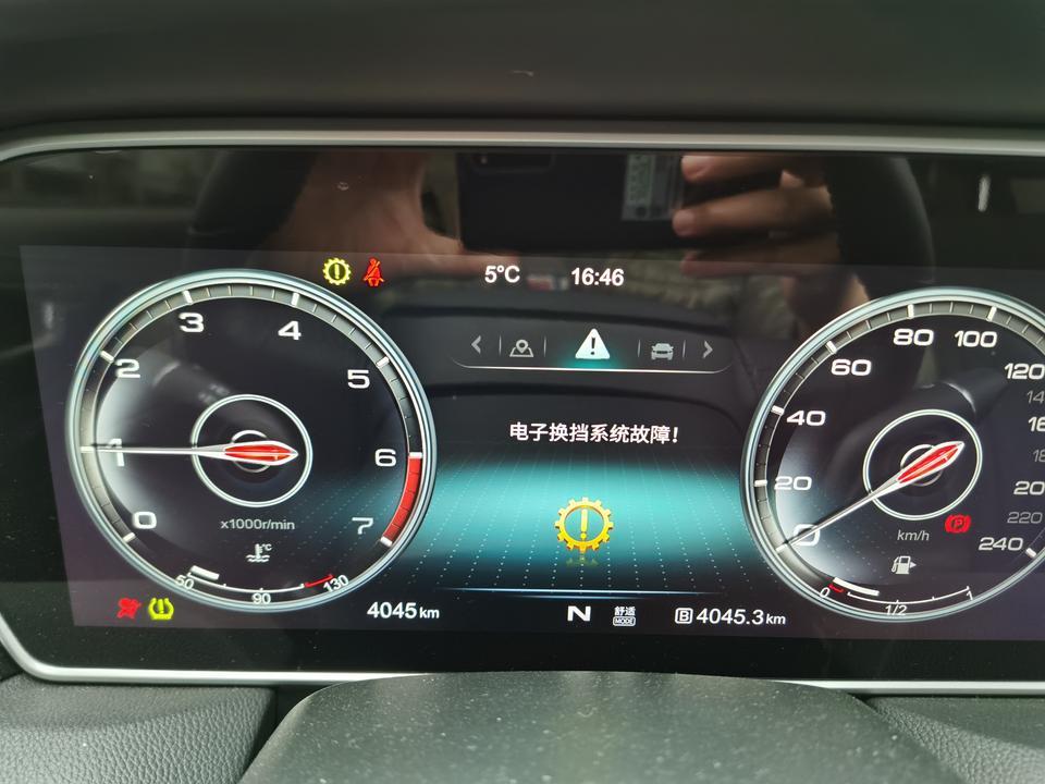 红旗hs5-求大神。这是什么问题。刚4000公里。首保还没做。总出问题！真是愁人。