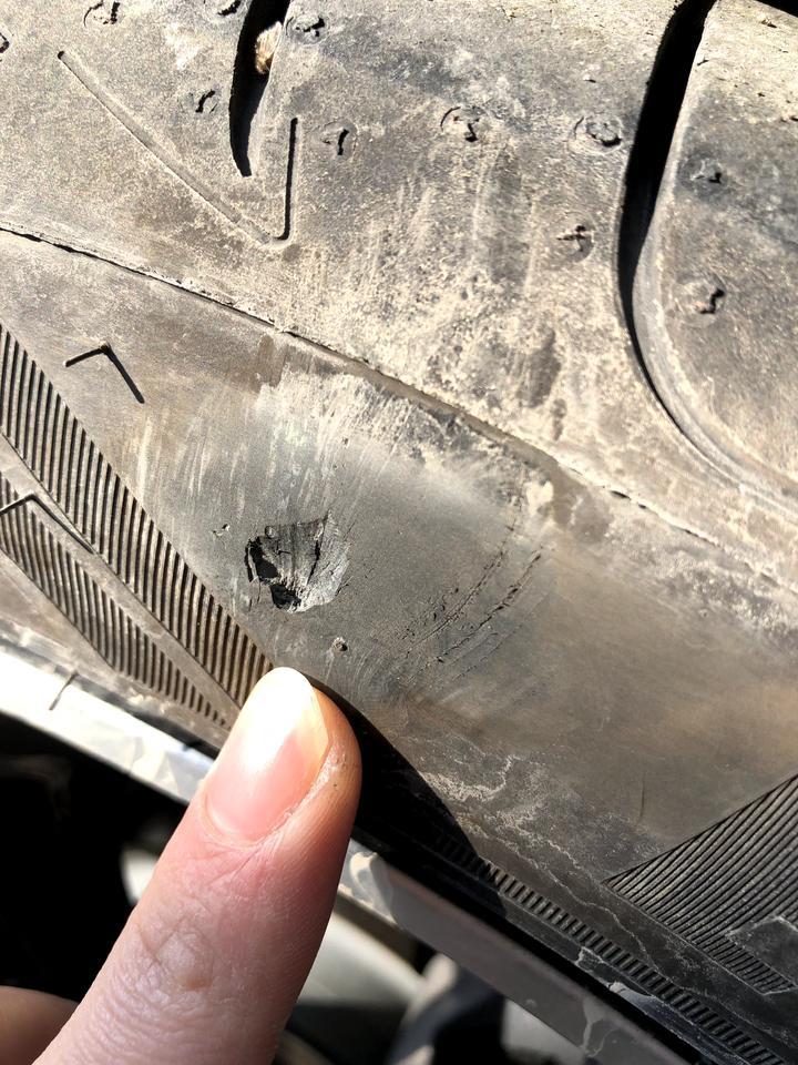 我的领克03右前轮胎壁被挂掉一小块麻烦车友给看看要紧不？