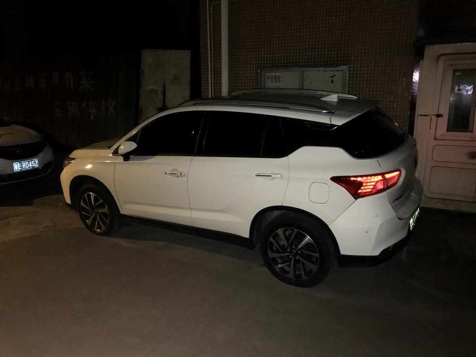 祺智phev-请问刮成这样再加下面的反光片修理的话需要多少钱呢？