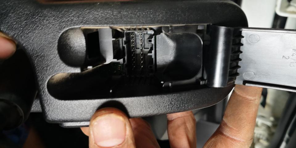 自由侠-自由客14款运动增强版中央后视镜这个位置到底是电池仓还是卡槽，请亲们告知下谢谢！