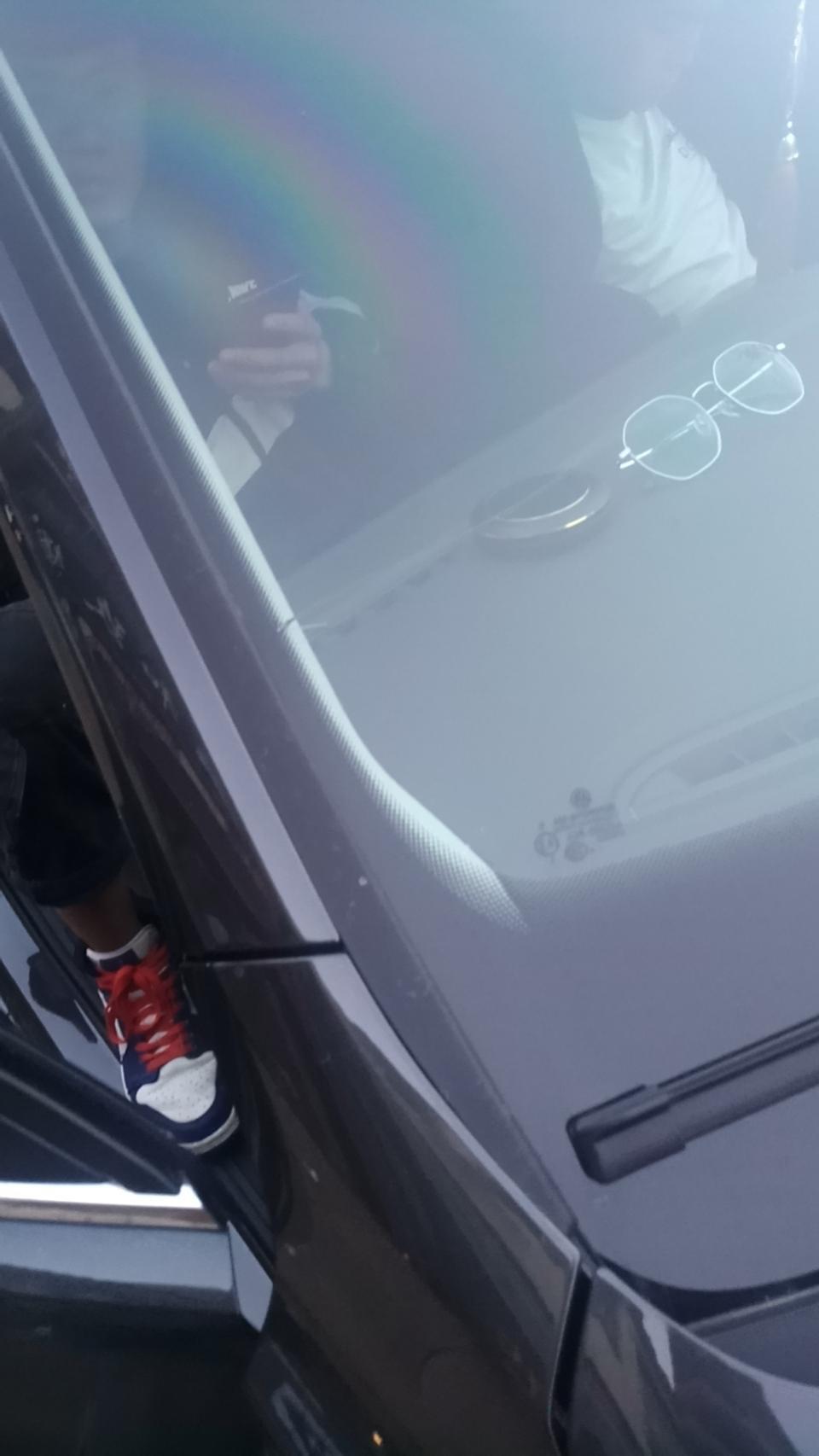 速腾-新车提出来半个月前挡风玻璃炸开了，大家帮我看下这是人为的还是自动炸开的？如果需要更换的话需要多少钱？