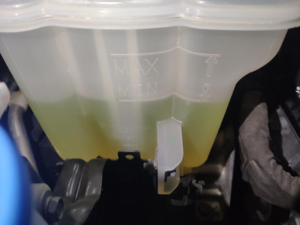哈弗f7-低于这个线有事吗？有事的话还是要自己加还是去4S店加？