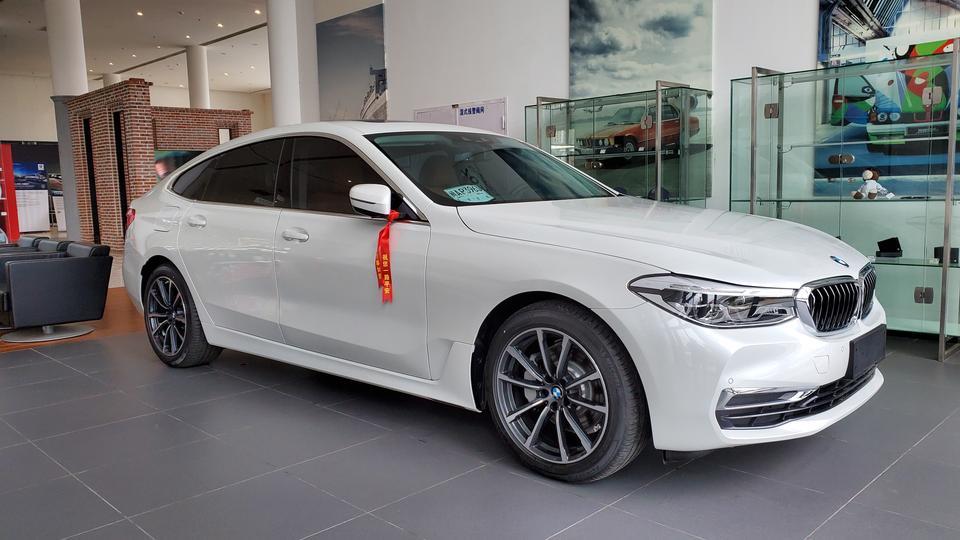 宝马6系gt-大神进来看看，这是不是2020款宝马6gt？4s店说是2020款的豪华版。今天提车，还没上牌，2019年9月生产的。系统是ID7。
懂车帝参数里面低配是有写雾灯，但是我没有雾灯。又是米其林轮胎……