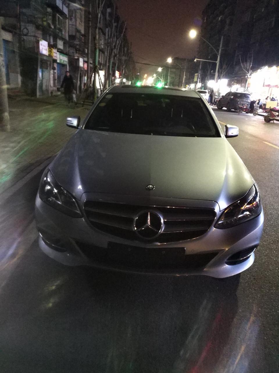 奔驰c级-请问这两张图是奔驰的哪一款车，两张图是同一款吗？  谢谢各位啦!!!