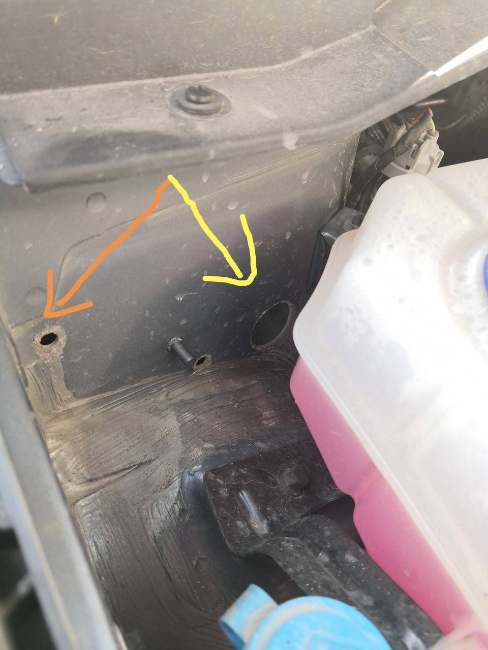 艾瑞泽gx-老铁们，你们GX发动机舱里冷却液边上有没有两个孔？右前轮的泥水可以通过这个孔直接喷进发动机舱。
