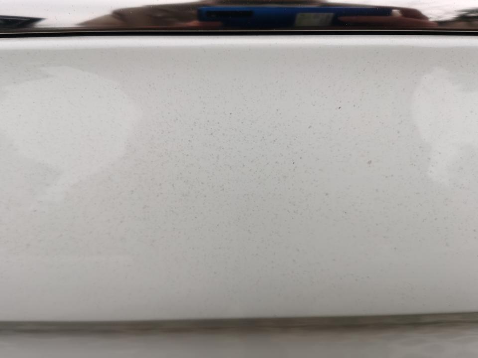 缤瑞-请教各位大神，车子买来一个多月了，今天看着有点脏去洗了下。洗完仔细一看车身全都是这样的小点点 用毛巾很难差掉，必须要用手一点点扣。请问这是什么情况，可以用什么清除嘛？