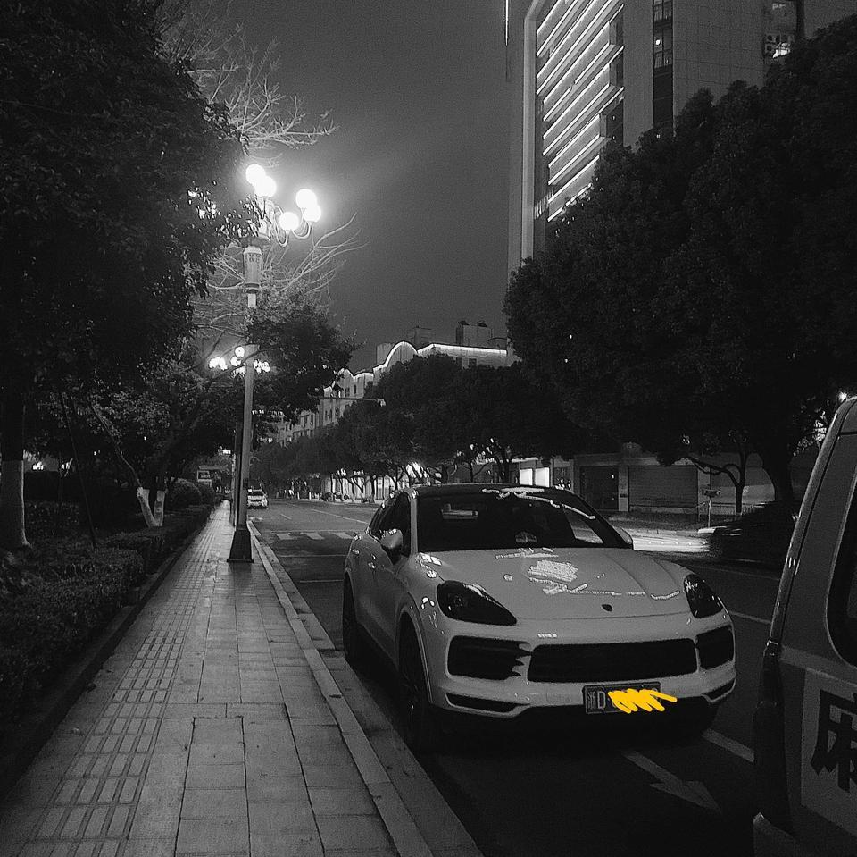cayenne-小白想给车卡钳喷个漆请教一下大佬，新提了车，比较想去喷一个红色的卡钳，但是对改车这些不太了解怕水深。想知道一下大概的价位是多少，新车把轮毂拆下来会不会不太好。有没有大佬帮忙科普一下 避免踩雷