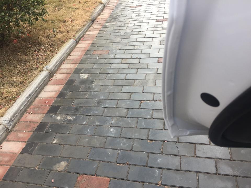 奥迪q5l-4s店新买的车门内侧喷漆不平有漆凝固点请问正常吗？