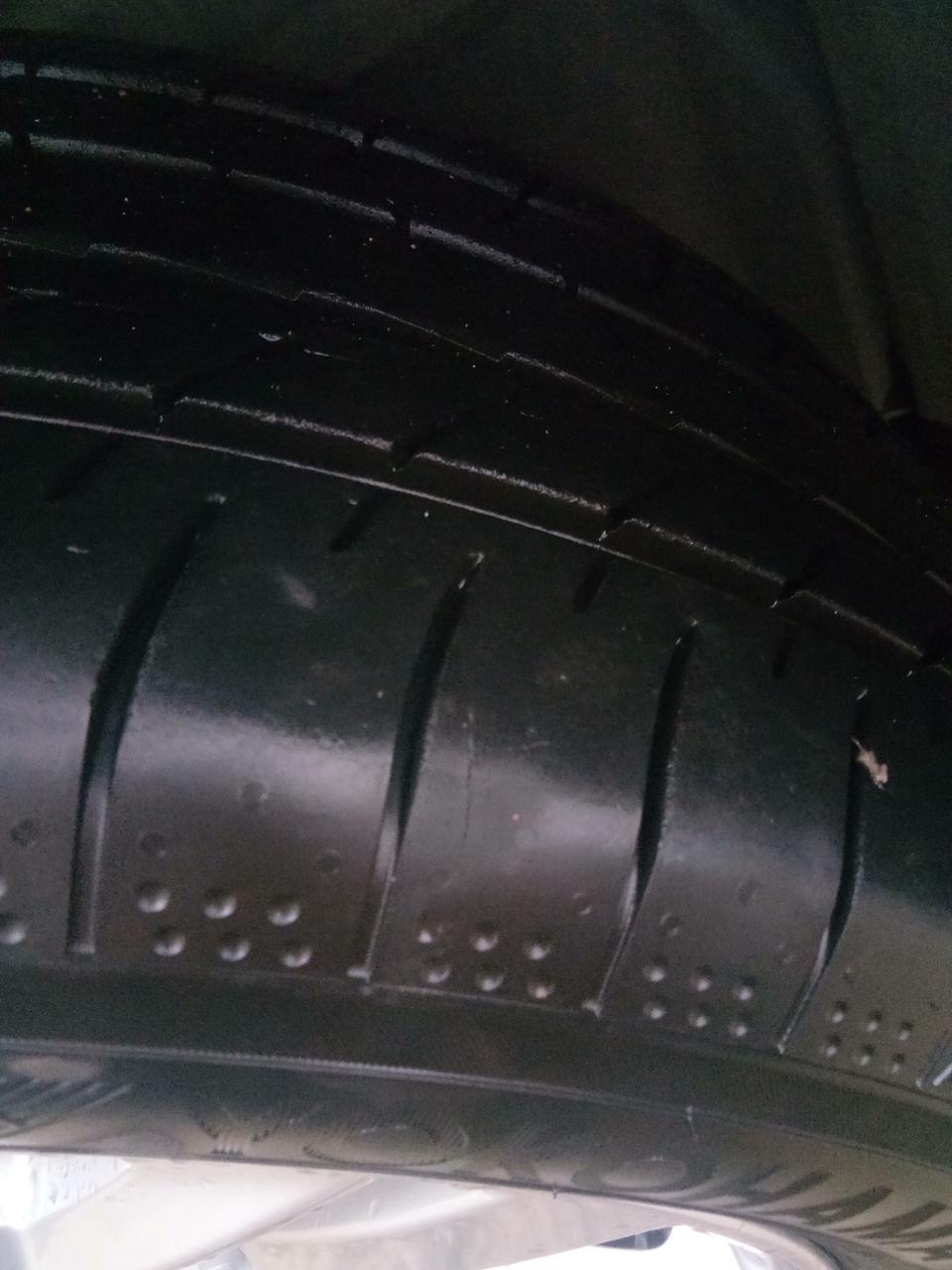 雷凌-轮胎被划了一刀    ，不知道要不要紧啊
