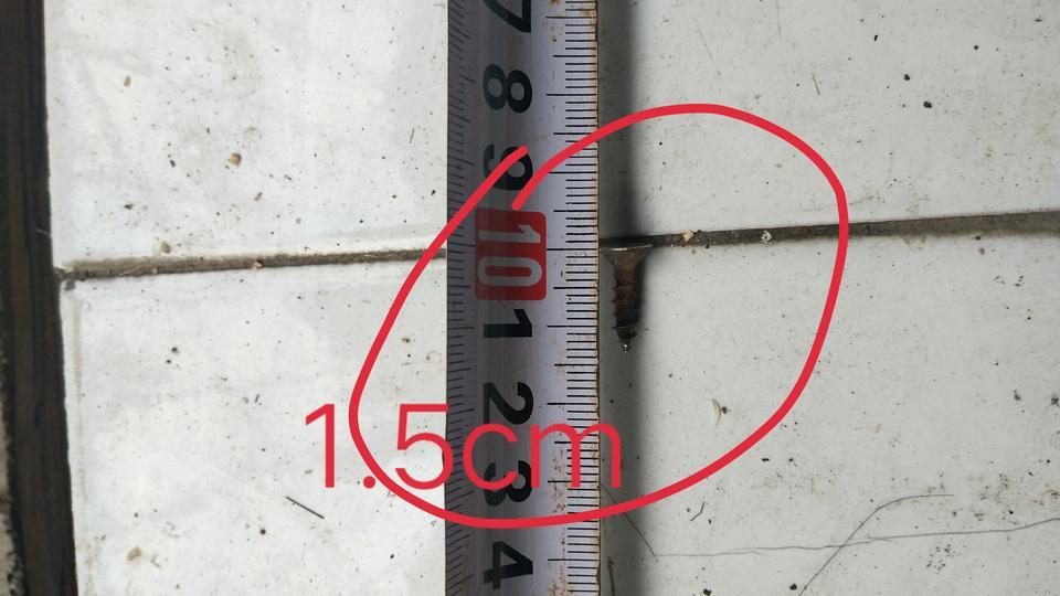 荣威i5-今天无意看见自己轮胎有这么长颗螺丝钉盯在轮胎平面，我把它取出来了，没听见漏气声音。请问大师们有没有问题，轮胎平面有好厚哦？谢谢！