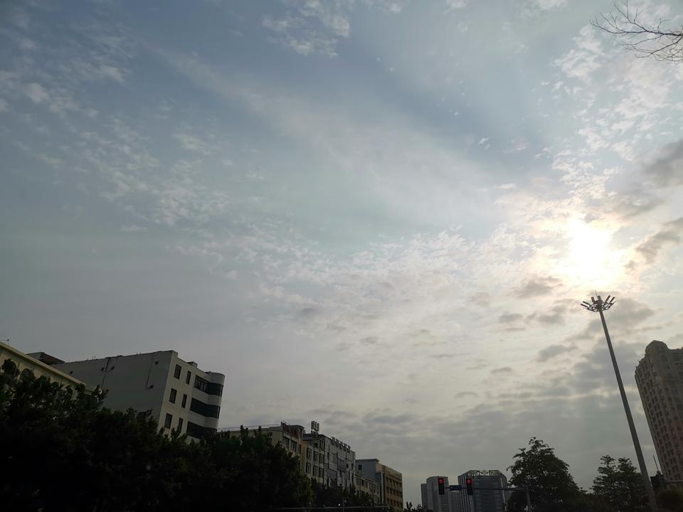 想买第二台车家用，求推荐。本人178，有一个小孩，父母同住，周末外出会一家人五口自驾。
第一台车已经有十代思域。上我爸爸的牌。平时上下班用，很好很满意。外出一家人坐也不拥挤。
刚好上年摇号中了。因为广州牌比较贵，又不想浪费指标。所以考虑买第二台车用。
要求，最多8万落地。省油，省心。
我比较中意日系车，也考虑过宝骏510。甚至五菱宏光。无奈国产车质量不太信得过。
所以想各位给点意见。
飞度现在买不到，要等最新国六第四代才能买。而且我本人喜欢手动挡车型。无奈思域是自动挡。
谢谢各位给点建议，例如我这样情况，