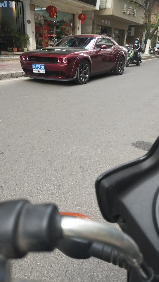 挑战者-求解各位车神，未来迈巴赫车主们，这款什么车？