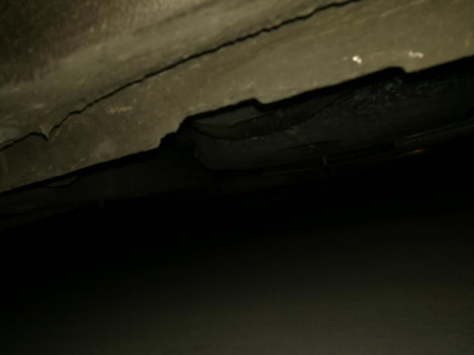 威朗-拐弯太急被路牙硌了一下发现这里碎了一点，请问对车有影响吗
