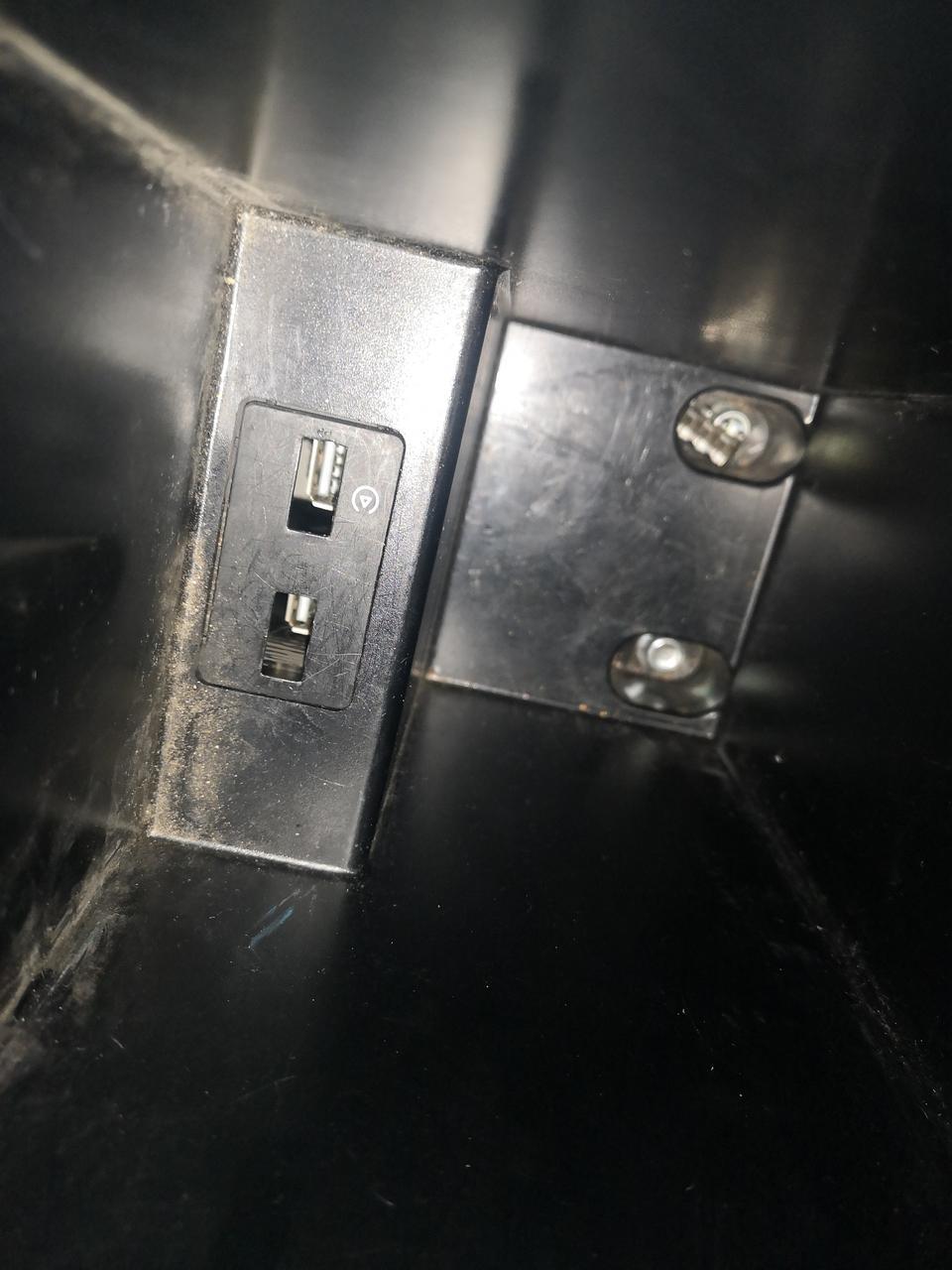 吉利帝豪17款中央扶手箱里USB接口掉下去了咋能。？