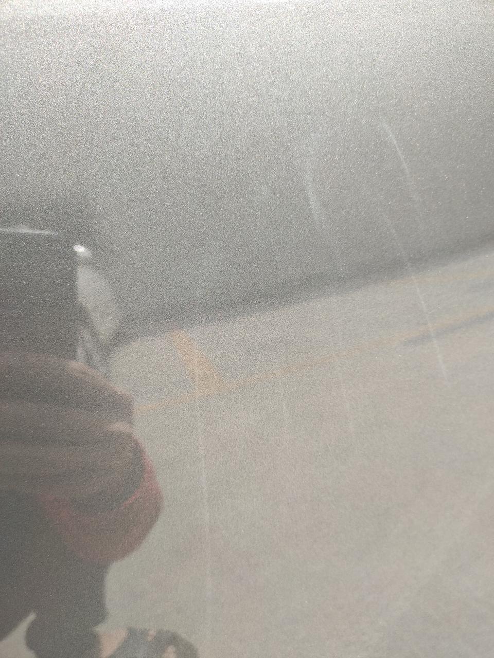 轩逸-十四代轩乌钢灰提车几天在太阳阳光下照射会看到里面有几条白纹路，没有太阳的情况下看不出来，请问有哪位大神知道这是什么问题吗？谢谢