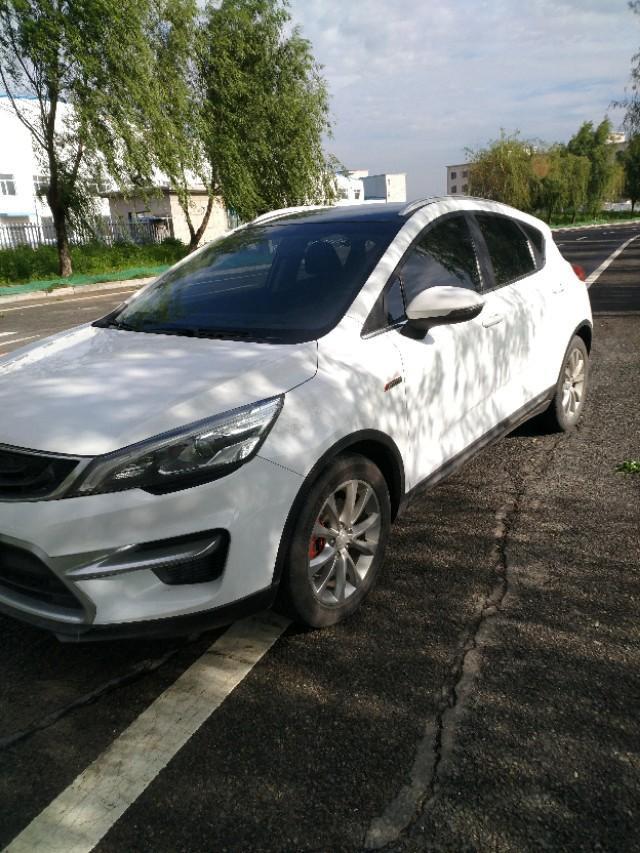 帝豪gs-高速公路上爆胎，应采取什么样的紧急措施