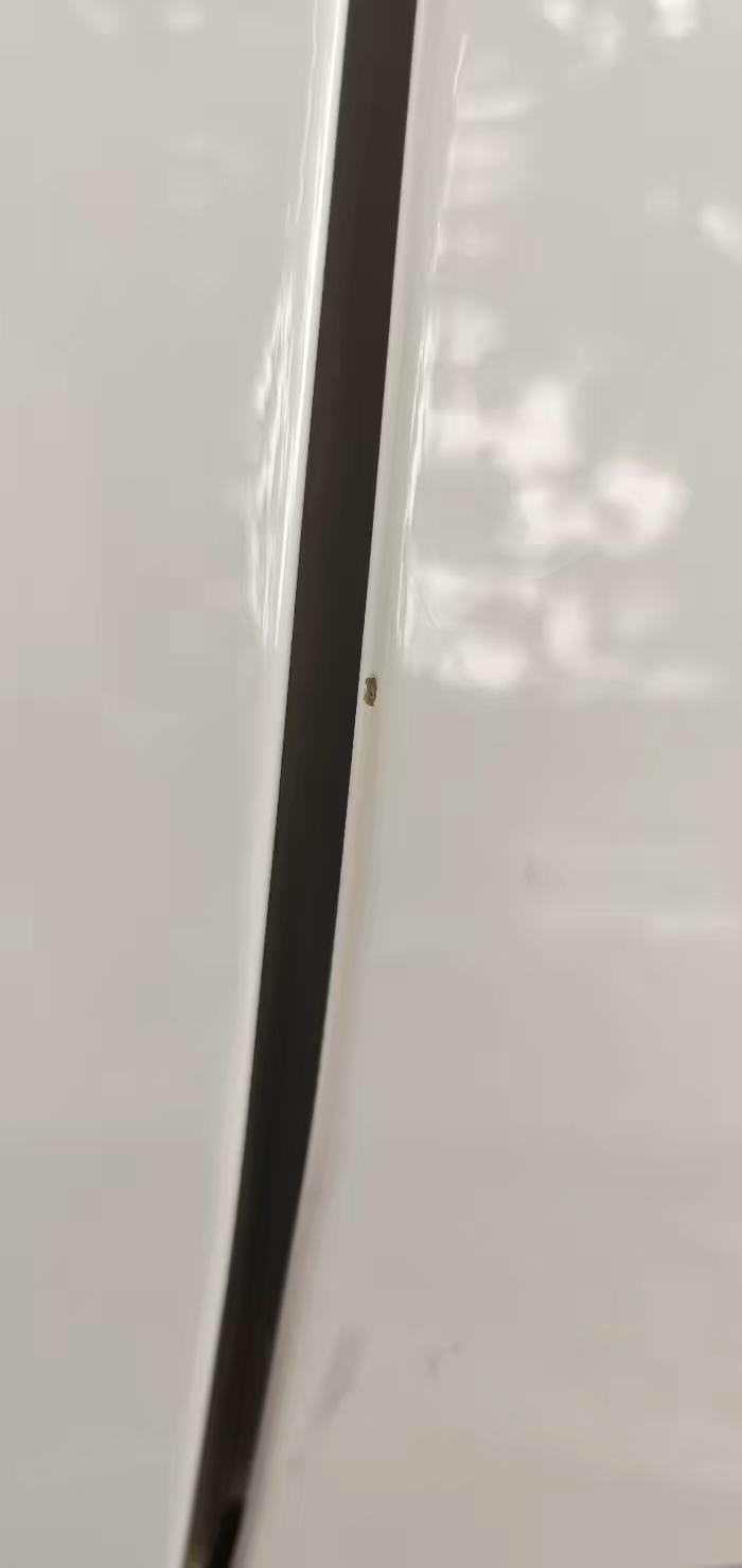 博越-车门碰掉了点漆
估计是小孩上下车不注意开门，掉了点漆，这样要怎样弄比较好，一点点而已