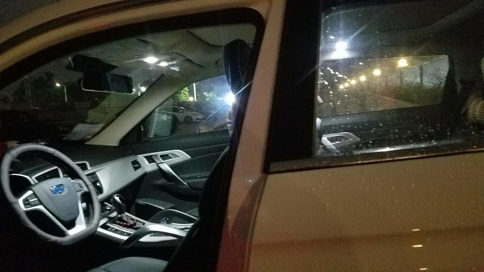 博越开门里面的照明灯就亮，之前亮中控上面的一个，我也不知道自己动了哪里，现在里面的灯全部亮了，谁能告诉我一下，谢谢！