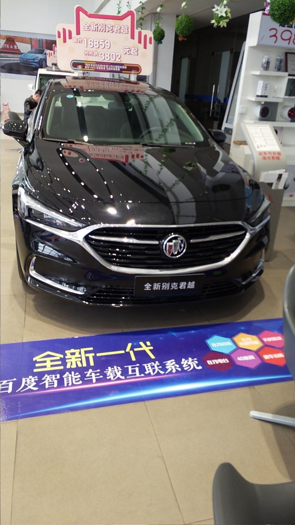 试驾了两次君越，一次帕萨特，对比外观会喜欢君越一点，对比内饰会比较喜欢帕萨特，对比动力那君越是比帕萨特强，一脚油门分分钟上百，君越还派了试驾专员，150速急刹车双手离开方向盘，车子没有偏移车道很稳，并且80速掉头过弯也都很稳，车子没有多飘，至于帕萨特这些没试过;然后说说空间吧，君越虽然轴距大于帕萨特，但是后排空间却没有帕萨特空旷，特别是头部空间，我1.8米高，坐直身板头直接顶到上面，我爸1.7米坐直身板就差两三厘米顶到，君越后排空间对比帕萨特来说会比较压抑，我爸是不喜欢君越比较希望我买帕萨特，理由是坐的舒