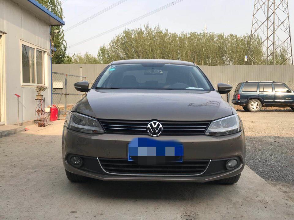 有时候我车开个10来公里后，停车下车后能闻见一股难闻的味道(机油掉落排气管那种味）就跟废气味一样需要修哪里？求大神回答，小弟在此谢谢了，13年速腾，