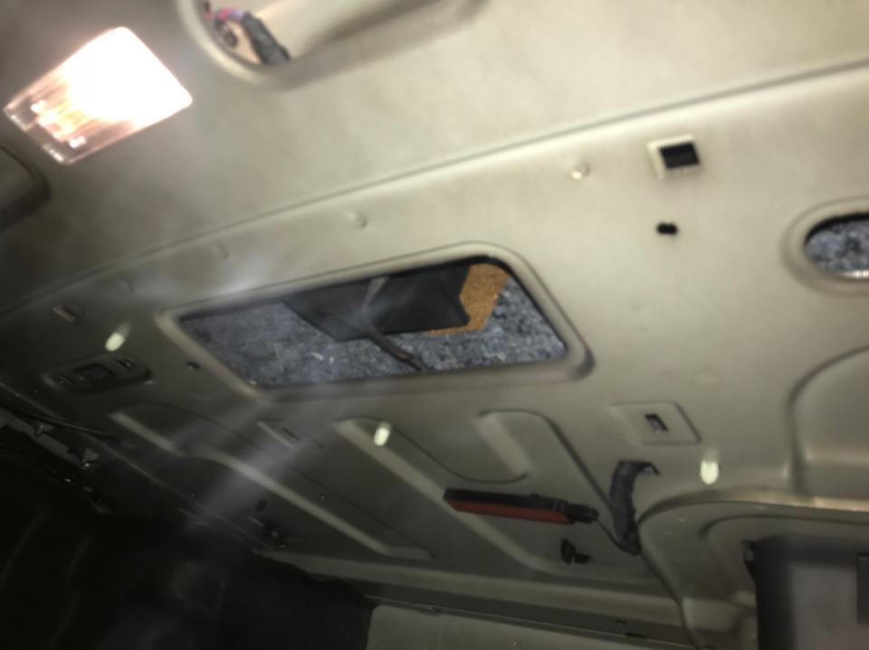 速腾-我后备箱里面的上面光秃秃的 能看到线和螺丝等 属于怎么回事 谢谢