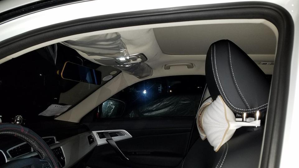 博越开门里面的照明灯就亮，之前亮中控上面的一个，我也不知道自己动了哪里，现在里面的灯全部亮了，谁能告诉我一下，谢谢！