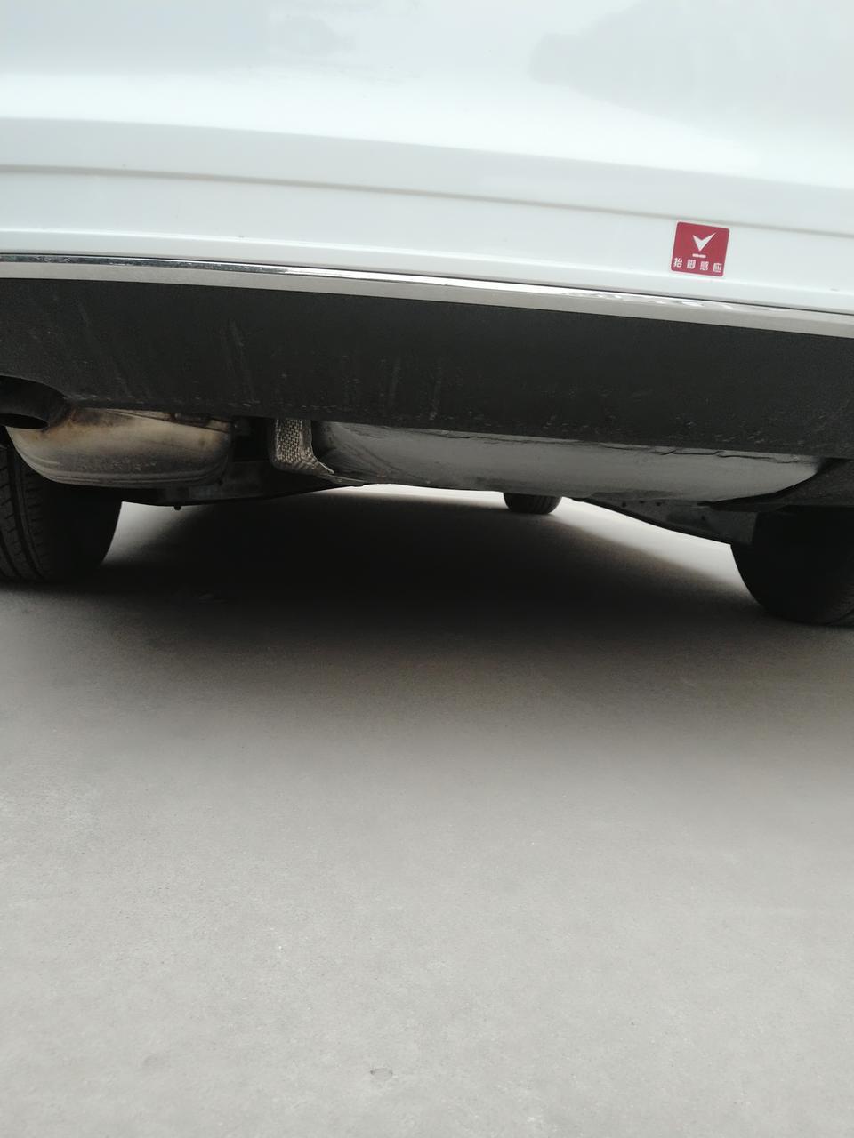 求问：速腾车底左侧的铁板就是这样露着的吗？为何右侧没有？感觉包裹的不严密啊？