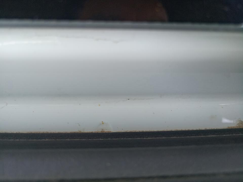 刚一个月半的全新一代宝来，后挡风玻璃下得雨水槽有锈点，这个情况有遇到过嘛，怎么解决