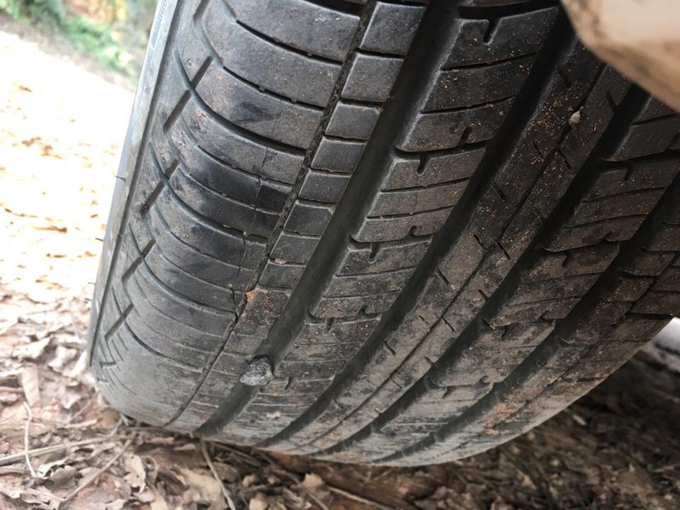 宝来-车胎上有条小裂痕，怎么处理昵，新车……4000公里。来到4s店检查又顺不用换。新手，搞不懂，请教下老司机
