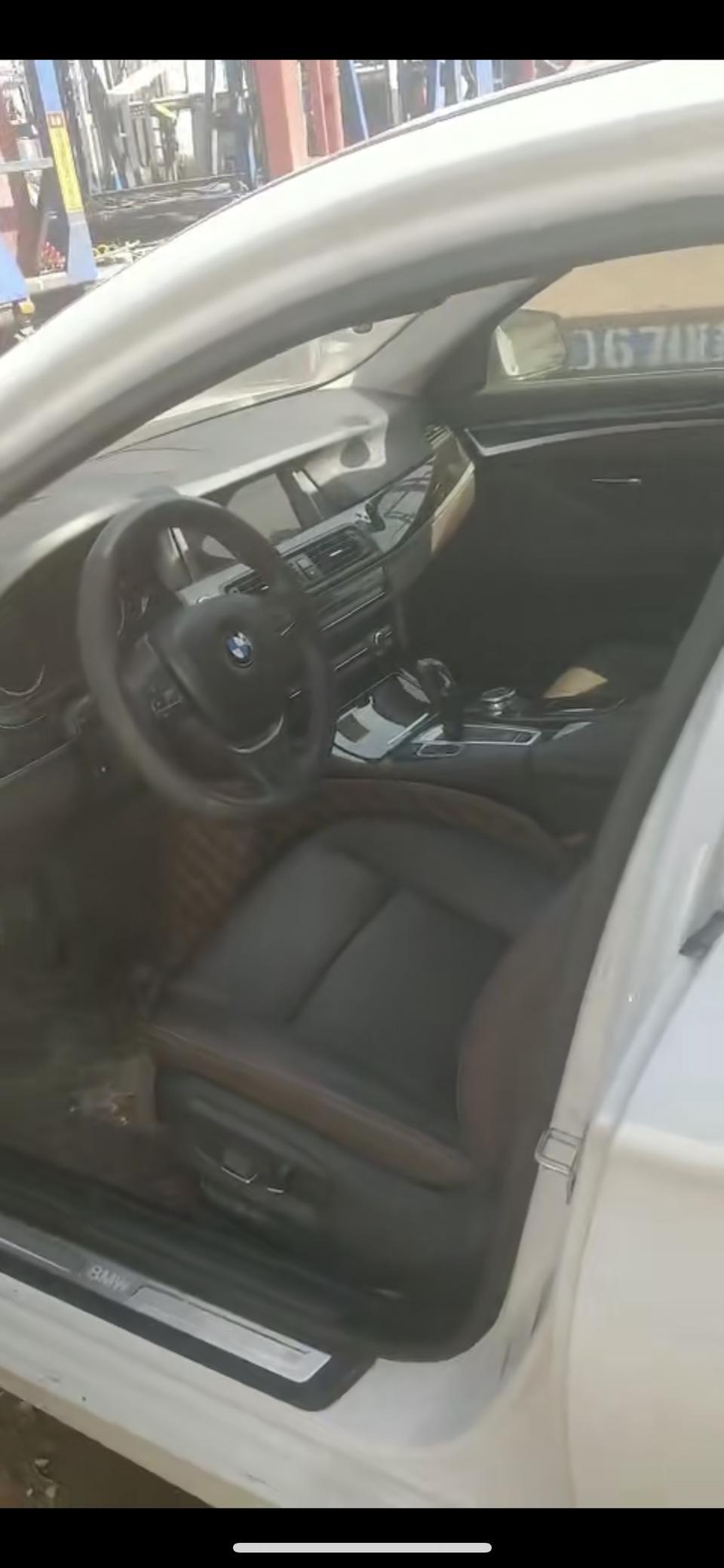 宝马5系-17款，领先型，部队回来提个车，请各位班长指点，求知一个大概价位，车况良好，有个小擦碰。