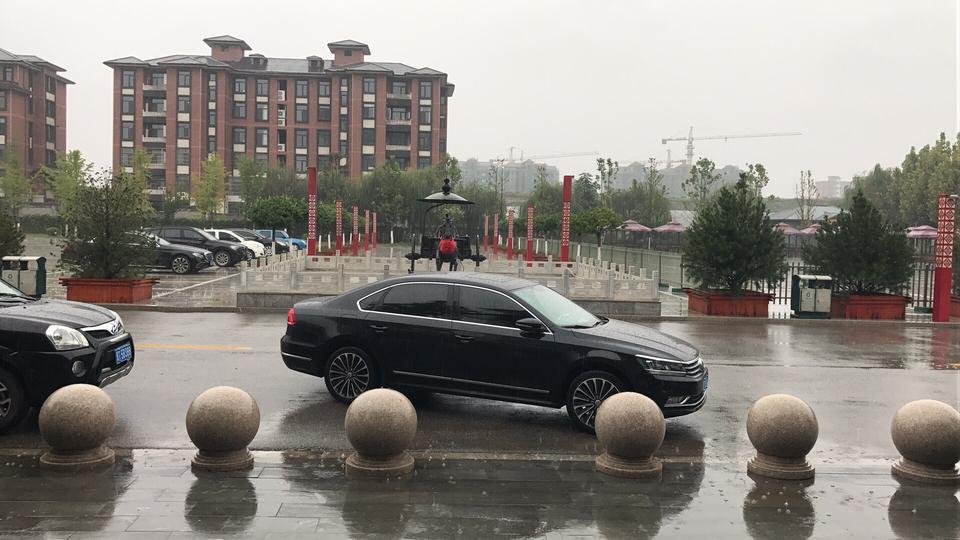 帕萨特-三个问题，主驾驶后视镜不能自动折叠困惑很久，方向盘喇叭左边方向按下去不响，得用力按！其次最近开车起步时光听到右后轮方向有异响，哎我有强迫症，看着这些好难受?