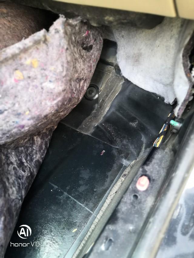 13款宝来，买的二手车5个月，行驶5千多公里，没有什么问题  很好开 ，前久天窗堵了，已经吹通了 ，副驾驶还是湿的，今天拆开看下面有打胶的地方  不知道是原车的，还是事故车修复的？请问有知道的师傅吗？