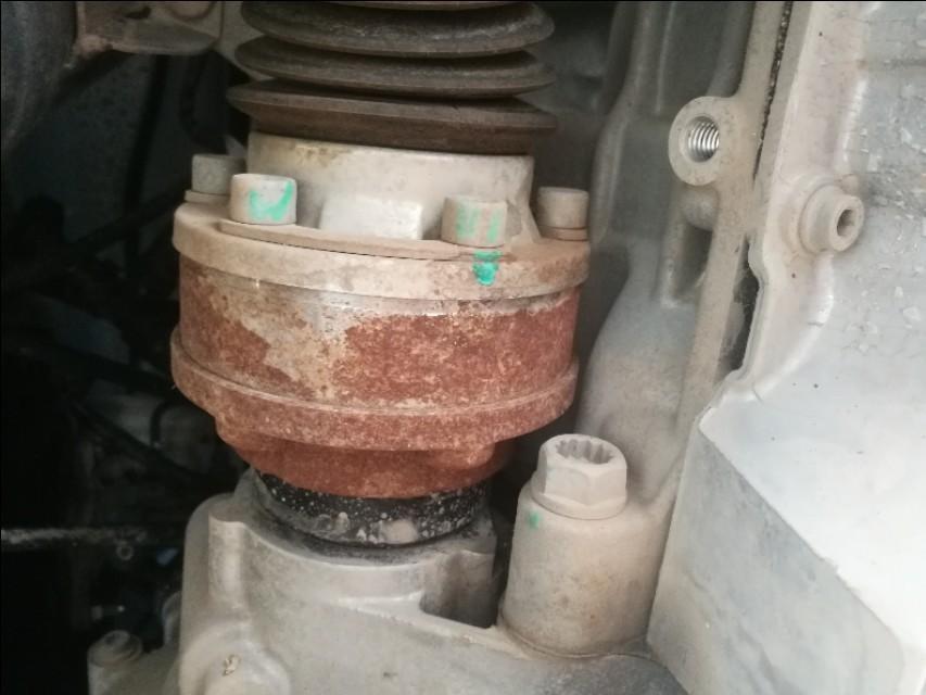 我车2017款宝来舒适版，看发动机舱护板时候看见了一个地方锈了