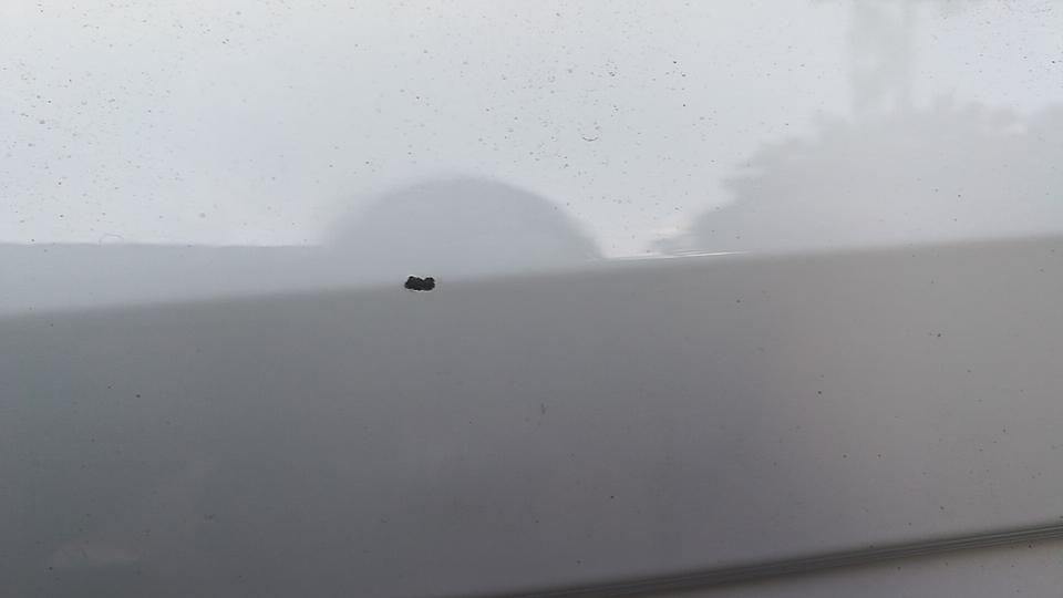 大家好。我半月前提了速腾280老款，今天堵车，我停着等，前面的也停着的，突然我被追尾了。。说实话第一回有点慌，后车是个suv.就看着车牌和我车亲密接触了，表面上看没傲下去，但是拍照接触地方有两个接触点漆掉了，如图，他直接说他全责，给我五百。。然后我就同意了。。这会不会有啥内伤啊，求指导