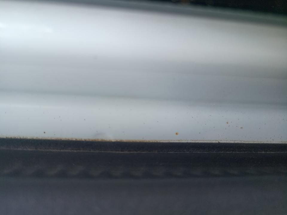 刚一个月半的全新一代宝来，后挡风玻璃下得雨水槽有锈点，这个情况有遇到过嘛，怎么解决