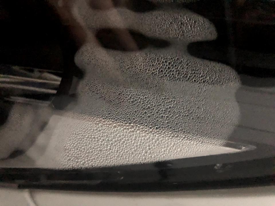 宝马5系-新款g38 南方地区下雨天大灯就起雾正常吗