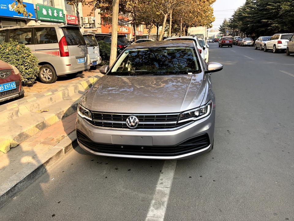 刚提的大众宝来2020款，1.5手动时尚，指导价11.1万，优惠3.1万。全款裸车，落地9.3万。价格还算满意。同级别看了朗逸价格贵一万左右不考虑。觉得宝来样子更喜欢一些。就买了。新手上路百公里7.5油耗还算可以，估计老司机能开到7以内。第一次买车也不知道这个价格怎么样！4S店啥都不送，一点礼品都没有。都是这样么？