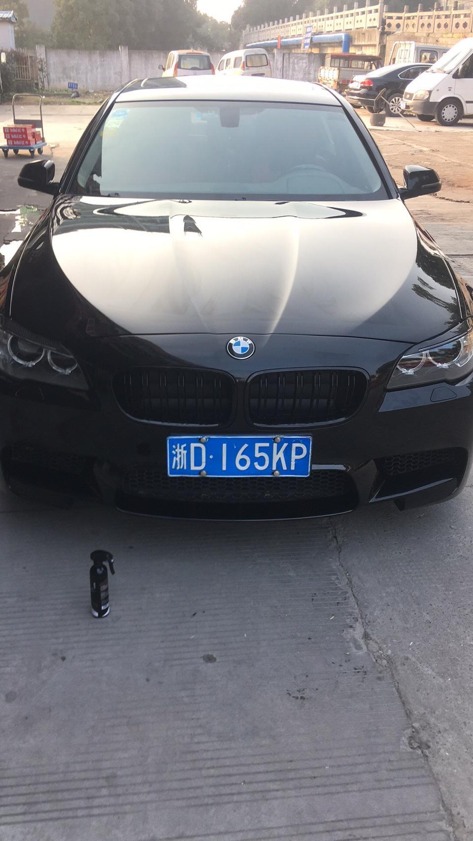 宝马5系冷车，车抖的厉害。行驶中副驾驶位置也会抖。行驶前轮减震也会响是什么情况