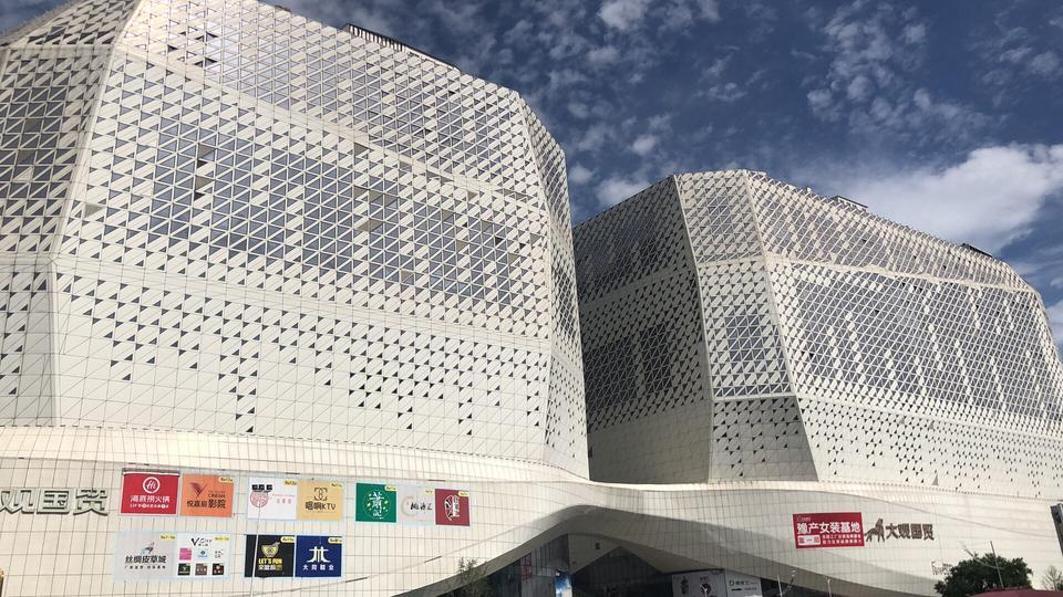 宝马5系-各位大哥请教一下 530领先 河南地区！裸车大致是多少啊？ 现在购置税是百分之十还是八啊？ ?什么季节买车合适啊！