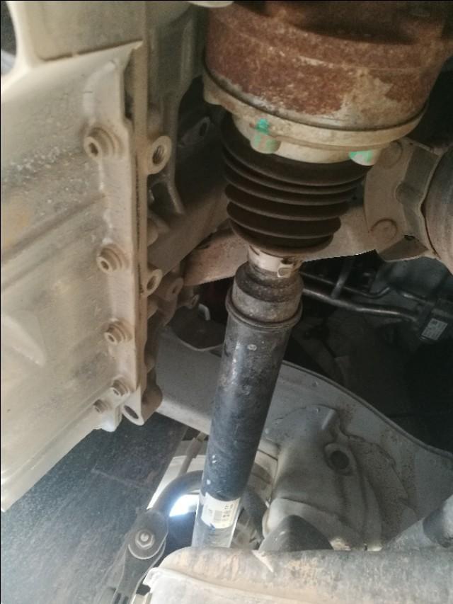 我车2017款宝来舒适版，看发动机舱护板时候看见了一个地方锈了