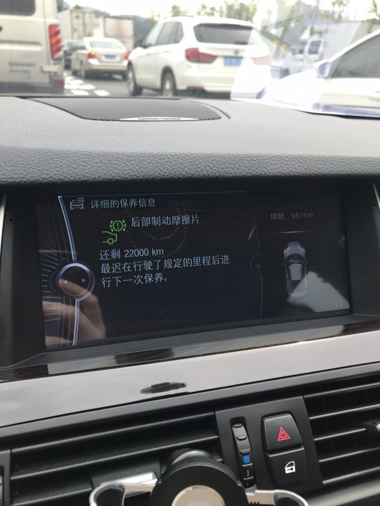 宝马5系-今天刹车突然失灵一下
龟速跟车过程中 踩刹车突然没有任何阻力 直接踩到底（平时刹车最多一大半就猜不懂挺稳了）眼看追尾抬脚在踩刹车恢复，吓够呛，刹车片还早呢，刹车油换了一年半无泄漏，求教谁明白遇到过类似情况
有人是踩不动那种失灵属于真空泵坏了可能，我这个不知道啥情况