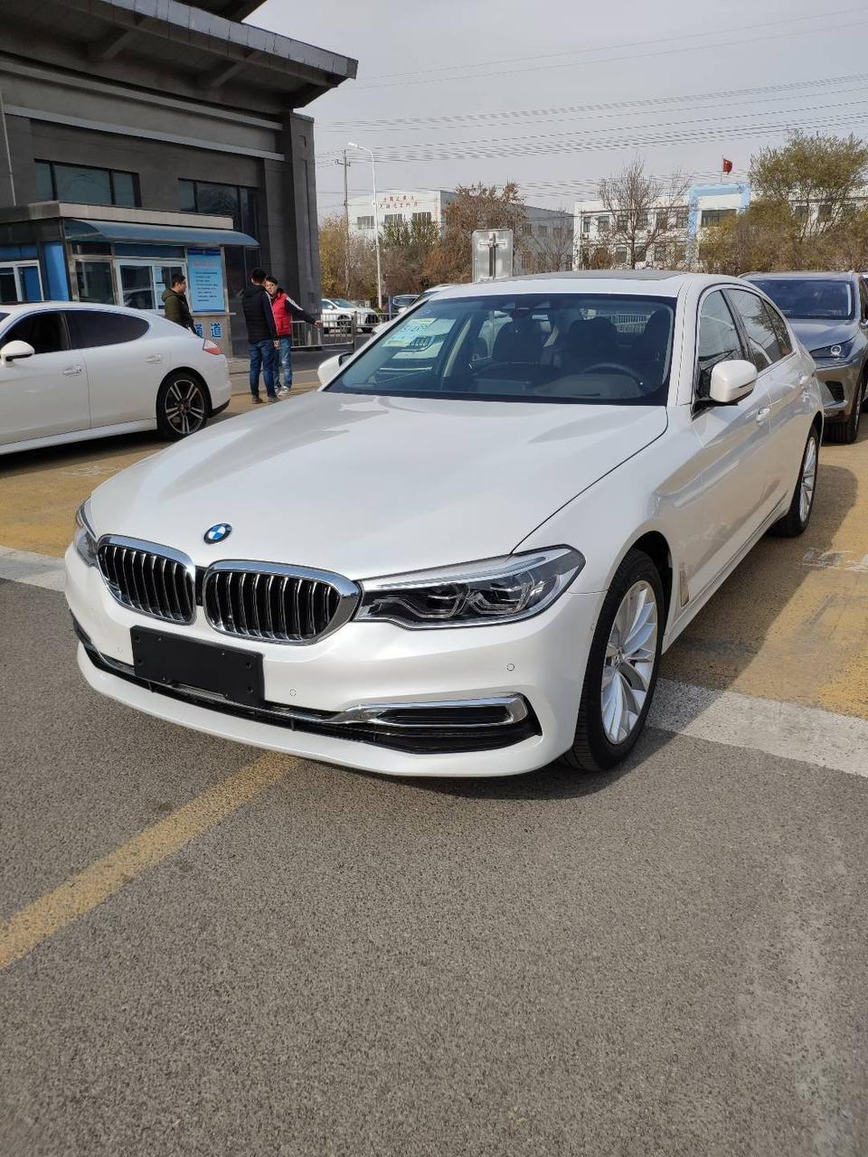 宝马5系-2020宝马530Li尊享豪华型，车子才1750公里，昨天车子怠速时右边的排气筒有突突异响像踩易拉罐的声音一样，左边的正常。正常行驶时响声消失。谁知道这是怎么回事？