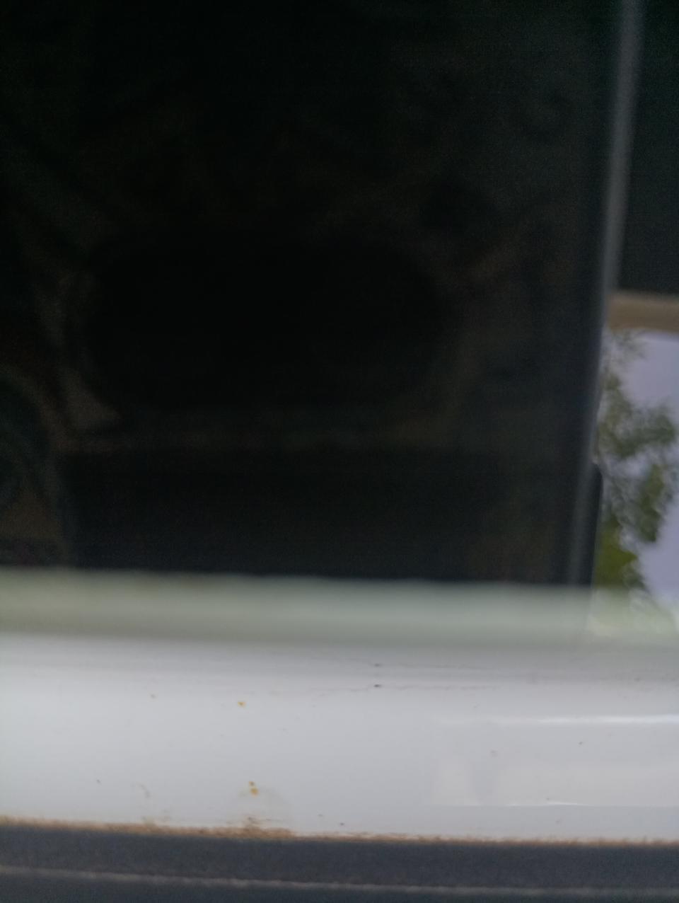 刚一个月半的全新一代宝来，后挡风玻璃下得雨水槽有锈点，这个情况有遇到过嘛，怎么解决