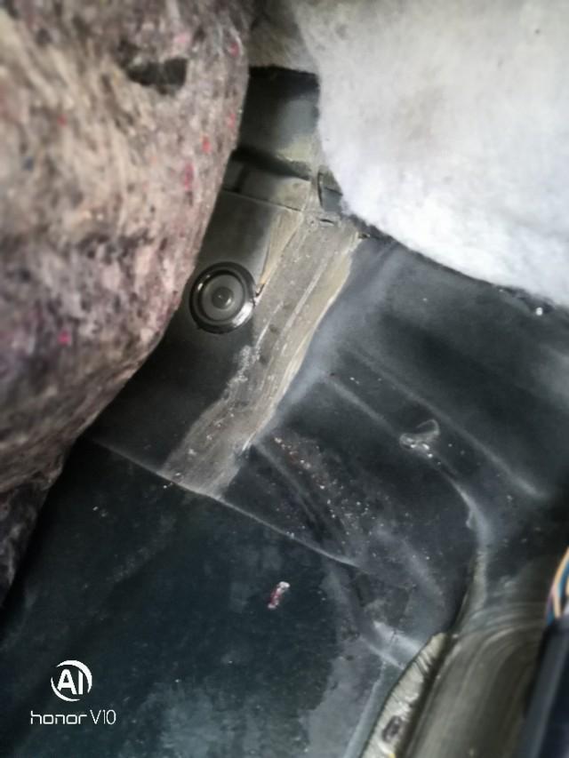 13款宝来，买的二手车5个月，行驶5千多公里，没有什么问题  很好开 ，前久天窗堵了，已经吹通了 ，副驾驶还是湿的，今天拆开看下面有打胶的地方  不知道是原车的，还是事故车修复的？请问有知道的师傅吗？