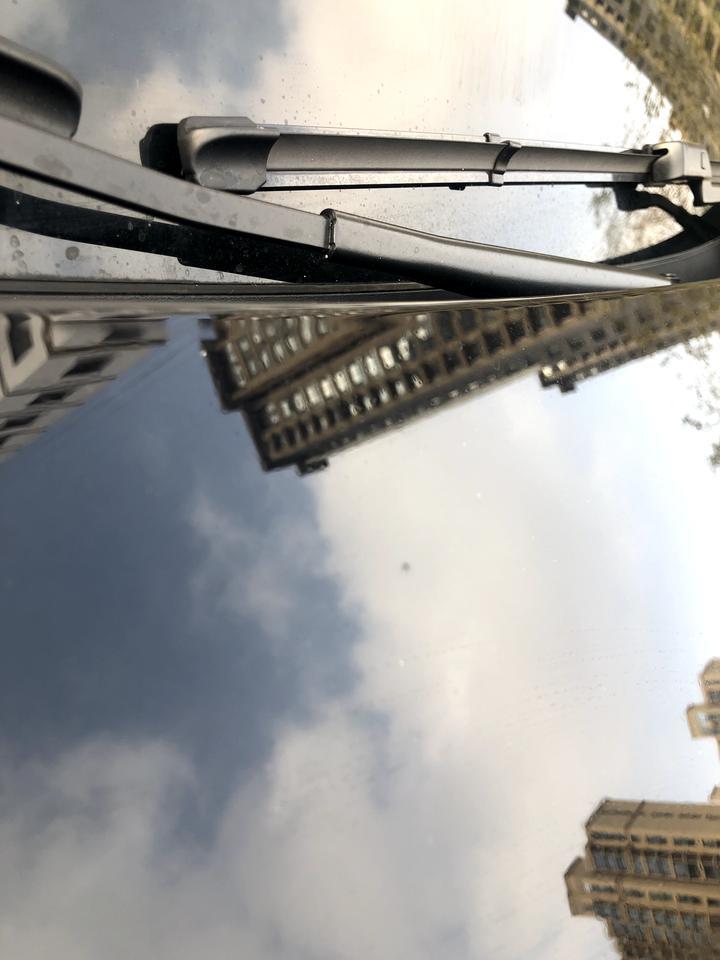 帕萨特-我想请问下，七月份起的车，新帕，前几天洗完车发现车上全是这种小点点，逆光的时候能看出来，想被什么东西腐蚀了，我去4S店说是树胶腐蚀的，抛光试了一下，能稍微减轻一点，我想知道树胶有这么厉害吗？有遇到过这种情况的吗？这种该怎么办，求助