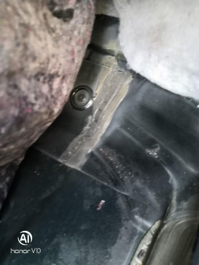 13款宝来，买的二手车5个月，行驶5千多公里，没有什么问题  很好开 ，前久天窗堵了，已经吹通了 ，副驾驶还是湿的，今天拆开看下面有打胶的地方  不知道是原车的，还是事故车修复的？请问有知道的师傅吗？