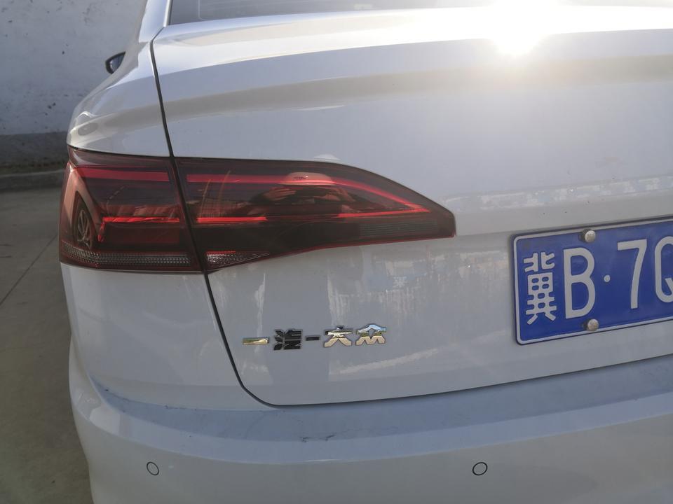 宝来-后尾灯罩倒车撞到了，这种情况走保险还是自己修理合适？各位美女帅哥给点建议，两个都有裂痕了