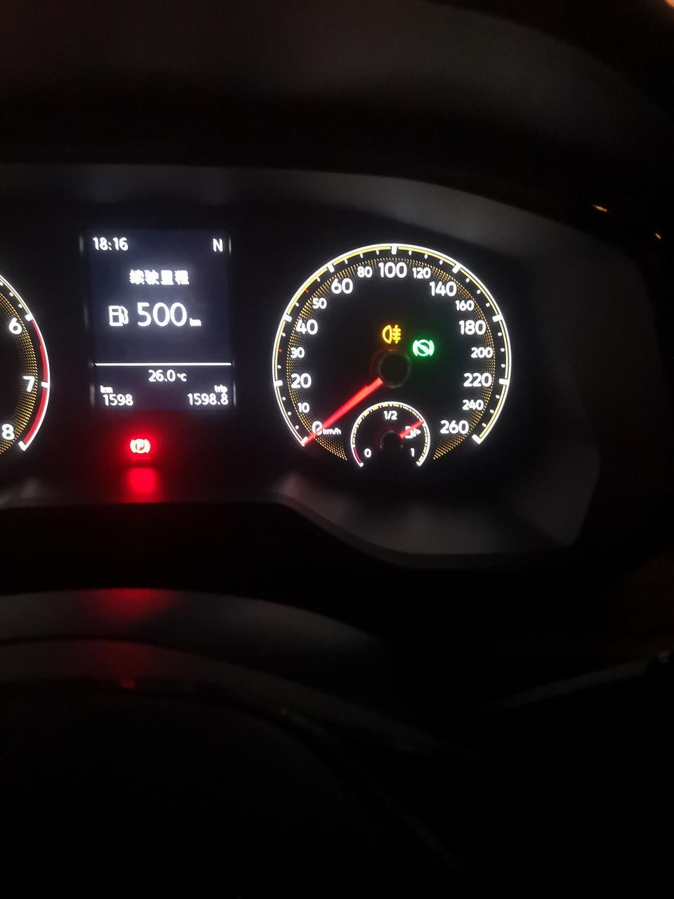 19宝来自动舒适，前雾灯打开图1怎么没前雾灯标呢，后雾灯打开就有图标了正常吗？
