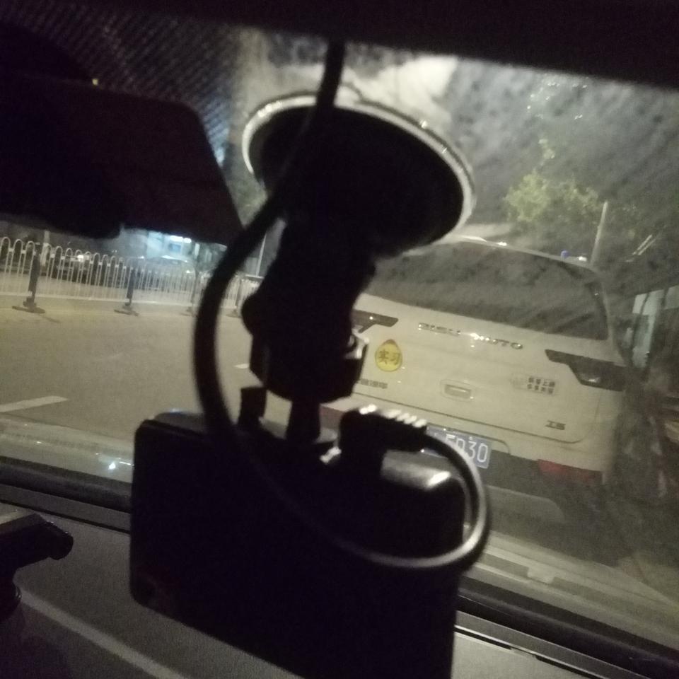 宝来-这个行车记录仪是提车时送的，怎么车开了一段时间就黑屏了，手在按一下又亮了咋回事