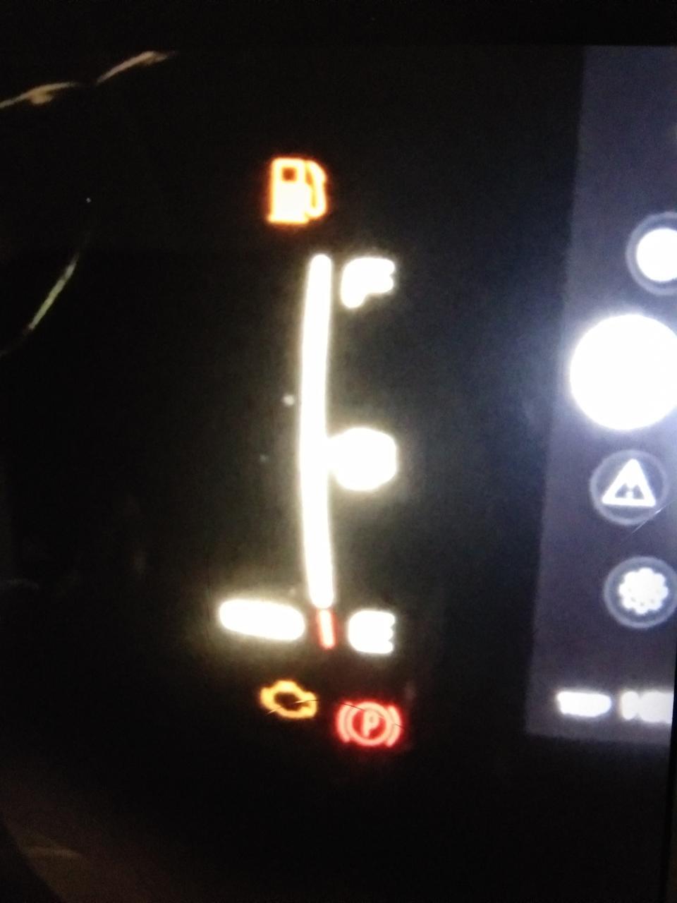 博越自动挡新车1000公里，30-50码匀速行驶过程中，踩油门车子没动力，感觉在空档上面的，发动机转速达到5000转，仪表盘上发动机排放故障警告灯亮黄灯。这是什么情况